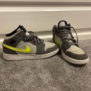 NIKE Air Jordan 1 Mid Gunsmoke Grey Volt # 554725-072  big kids size 6.5 Y